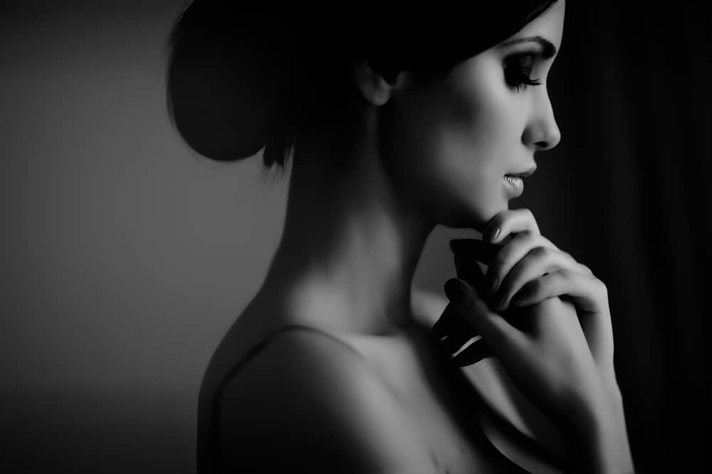 Vrouw tijdens Cenzaa facial behandeling