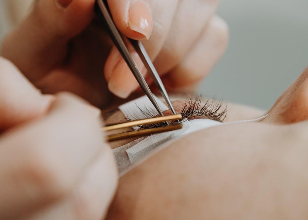 Perfecte wenkbrauwen en eyeliner